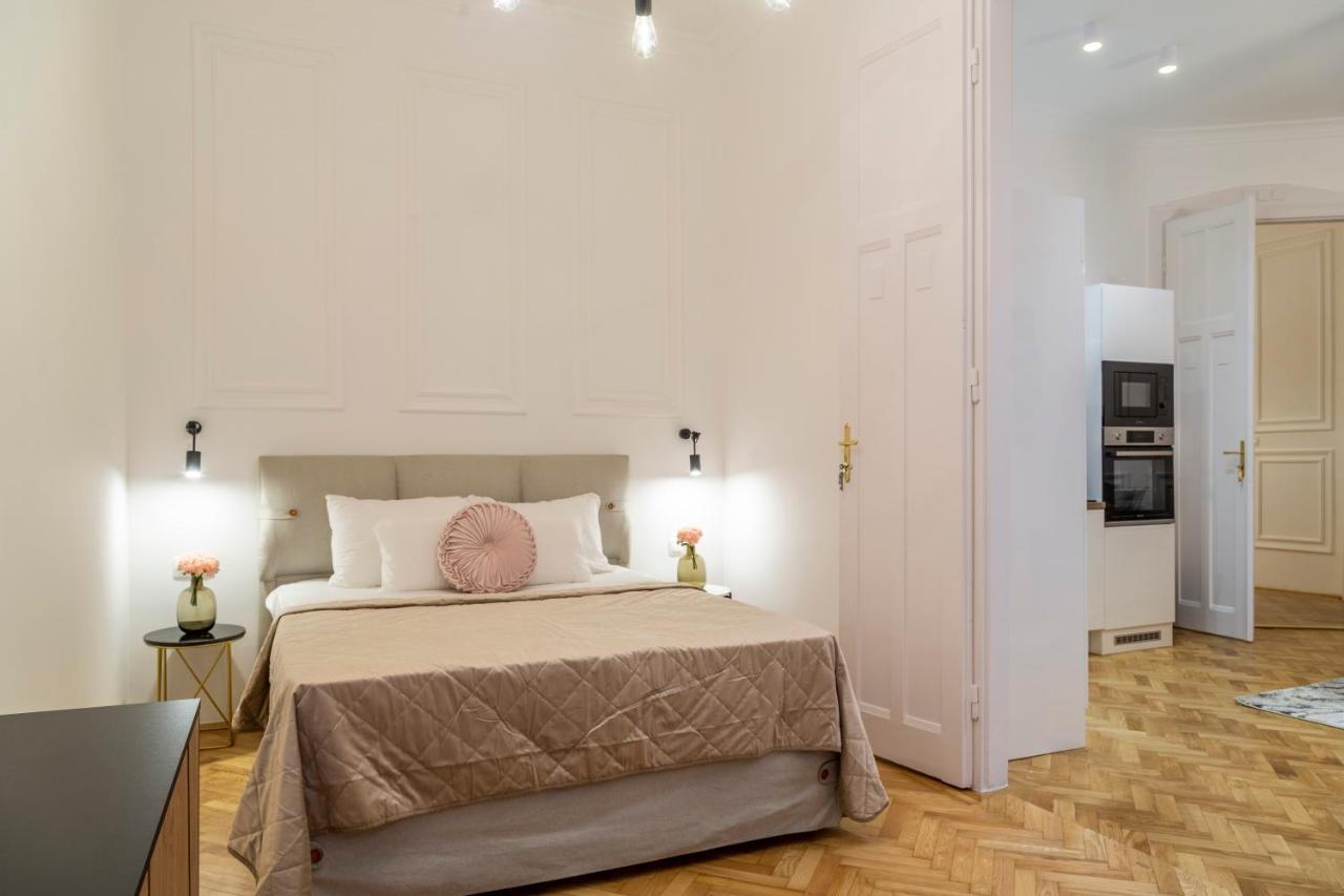 Glamorous Modern Apartment In The Hearth Of Budapest Exterior photo